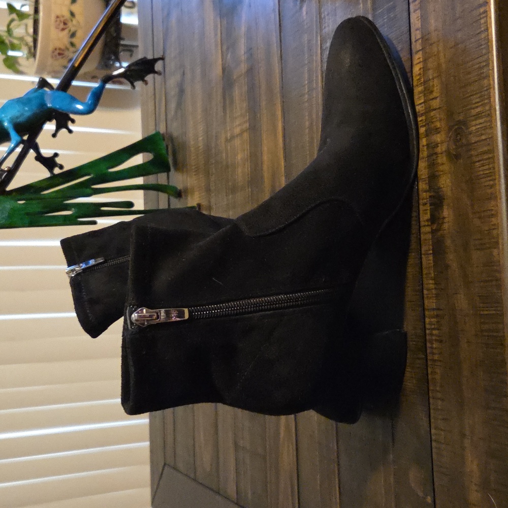 Marc Fisher 8M Booties Like New - Picture 3 of 8